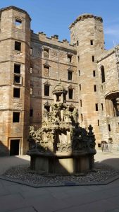 Linlithgow palace courtyard