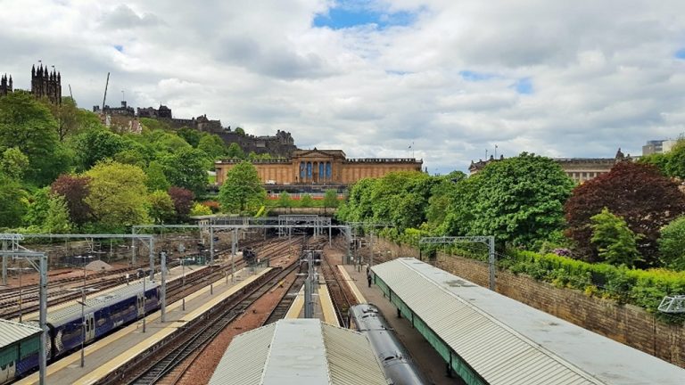 Edinburgh Waverley Station7 768x432