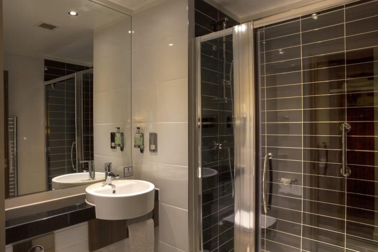 Holiday Inn Express Edinburgh Airport8 768x512
