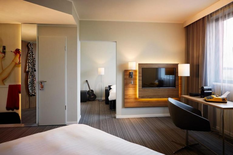 Moxy Edinburgh Airport18 768x512